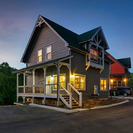 Liberty Lodge - Family Getaway With Pool, Hot Tub, Arcade & Dogs พิเจนฟอร์จ ภายนอก รูปภาพ